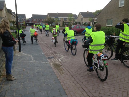 met groep acht op kamp op weg naar het kamp terrein